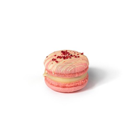 Foto de Galleta macarrón de fresa rosa aislada sobre fondo blanco. Dulces, dulces y postres, enfoque selectivo - Imagen libre de derechos