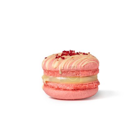 Téléchargez les photos : Biscuit macaron aux fraises roses isolé sur fond blanc. Candy bar, bonbons et desserts, focus sélectif - en image libre de droit