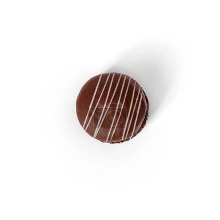 Téléchargez les photos : Biscuit macaron au chocolat isolé sur fond blanc. Barre à bonbons, bonbons et dessert, vue sur le dessus - en image libre de droit
