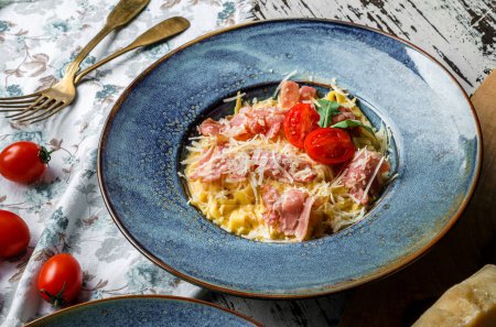 Téléchargez les photos : Pâtes Carbonara au parmesan, jambon et tomates sur fond bois avec serviette. Cuisine italienne, vue sur le dessus - en image libre de droit
