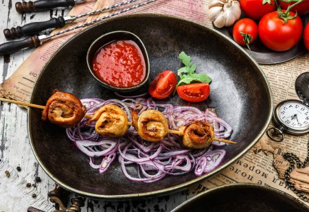 Téléchargez les photos : Viande grillée poulet shish sur brochettes avec des légumes et sauce tomate sur l'assiette. Une nourriture saine. Plats à base de viande chaude, aliments kebab, gros plan, foyer sélectif - en image libre de droit