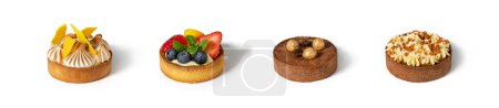 Téléchargez les photos : Lot de tartelettes avec crème fouettée, baies, chocolat et noix sur fond blanc. Bonbons, bonbons et desserts - en image libre de droit