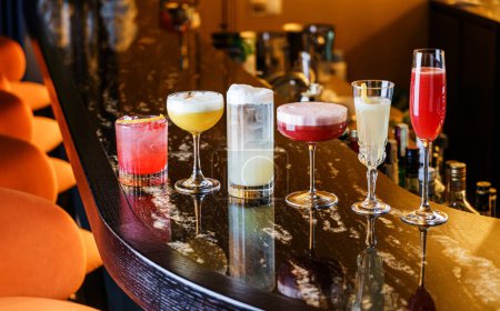Téléchargez les photos : Différents cocktails sur le comptoir du bar au restaurant - en image libre de droit
