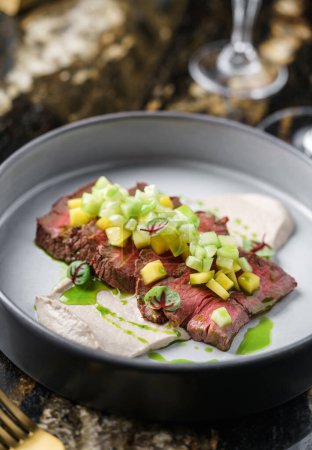 Téléchargez les photos : Steak juteux moyen boeuf rare avec des légumes et de la purée dans une assiette sur fond de marbre avec des boissons. Aliments à base de viande, vue de dessus - en image libre de droit