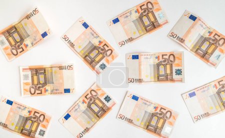 Téléchargez les photos : Billets en euros isolés sur fond blanc. Argent comptant européen avec billets de 50 euros, vue de dessus, plan plat - en image libre de droit