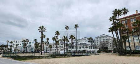 Téléchargez les photos : Venice Beach, Californie, photographie de palmiers, journée ensoleillée, architecture en bord de mer - en image libre de droit