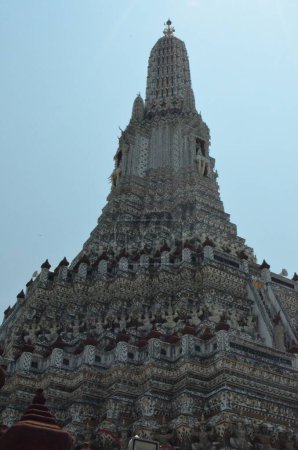 Téléchargez les photos : Temple Wat Arun Bangkok Thaïlande. Le célèbre temple Wat Arun en Thaïlande, villes de prière historiques et bouddhistes et temple bouddhiste (Wat) dans le district Bangkok Yai de Bangkok sur la rive ouest du Mae Nam Chao Phraya (rivière Chao Phraya) - en image libre de droit