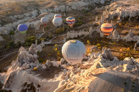 Téléchargez les photos : Ballons aériens au coucher du soleil au-dessus de la Cappadoce-Goreme, Turquie, 20 octobre 2022. Une explosion vibrante de lumière et de couleur, et l'enthousiasme de piloter un ballon d'air au-dessus de l'étrange formation rocheuse. - en image libre de droit