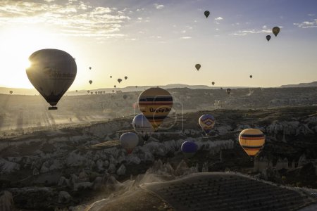 Téléchargez les photos : Ballons aériens au coucher du soleil au-dessus de la Cappadoce-Goreme, Turquie, 20 octobre 2022. Une explosion vibrante de lumière et de couleur, et l'enthousiasme de piloter un ballon d'air au-dessus de l'étrange formation rocheuse. - en image libre de droit
