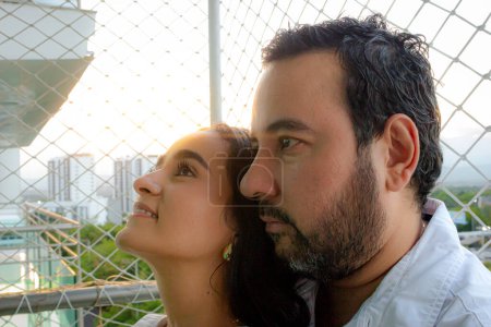 Téléchargez les photos : Les conjoints latins et hispaniques embrassant par une chaude journée sur Valentine's D - en image libre de droit