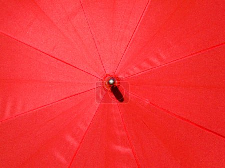 Nahaufnahme des roten Regenschirms am Tag