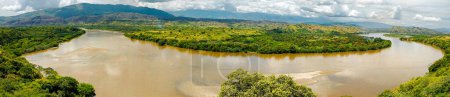 Panorámica del hermoso río Magdalena en un valle en el sur de Colombia