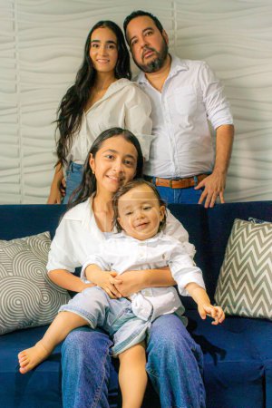 Téléchargez les photos : Photographie de famille de parents et d'enfants à Neiva - Huila - Colombie - en image libre de droit
