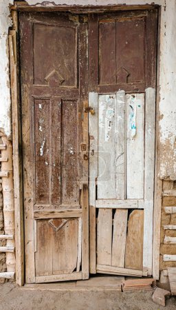 Puerta de la antigua casa abandonada en Natagaima - Tolima - Colombia