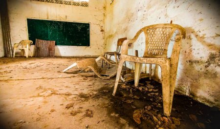 Aula abandonada en la vieja escuela en Natagaima Tolima - Colombia
