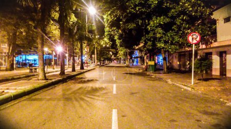 Téléchargez les photos : Solitude dans la rue la nuit pendant la pandémie à Neiva - Huila - Colombie - en image libre de droit