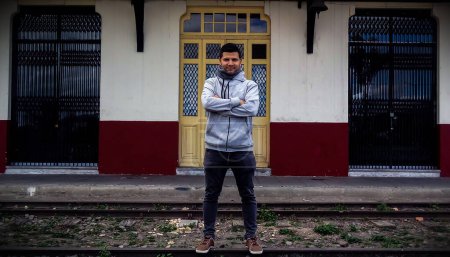 Téléchargez les photos : Homme latin debout avec la gare en arrière-plan à Zipaquira - Cundinamarca - Colombie - en image libre de droit