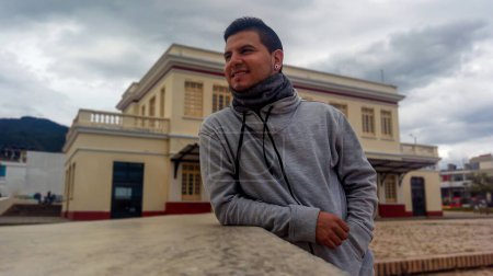 Téléchargez les photos : Jeune homme souriant à la gare de Zipaquira - Cundinamarca - Colombie - en image libre de droit