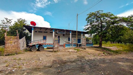 Blaues und weißes Haus in ländlicher Gegend von Natagaima - Tolima - Kolumbien