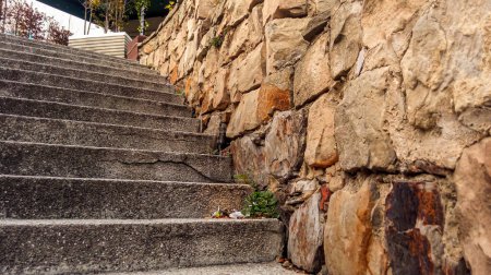Vista de escaleras de piedra en el centro histórico de Zipaquira - Colombia