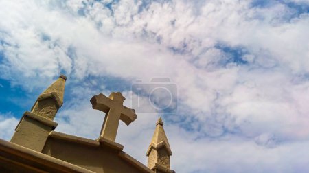 Croix d'un mausolée avec ciel bleu en arrière-plan dans le cimetière central de Neiva