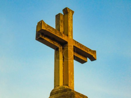 Kreuz mit blauem Himmel im Hintergrund auf dem Zentralfriedhof von Neiva