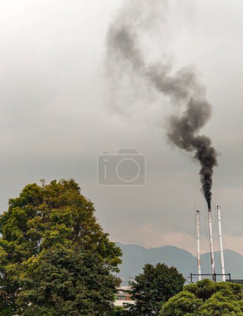 Foto de Humo contaminante en el cielo de Bogotá - Colombia - Imagen libre de derechos