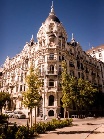 Foto de Edificio con arquitectura clásica en la zona urbana de Madrid - España - Europa - Imagen libre de derechos
