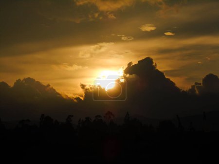Téléchargez les photos : Beau coucher de soleil vu de la ville de Bosa à Bogota - Colombie - en image libre de droit