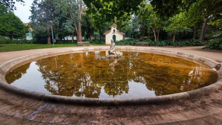 Statue eines Mannes im Zentrum eines Sees im Parque de la Quinta de la Fuente del Berro in Madrid - Spanien - Europa