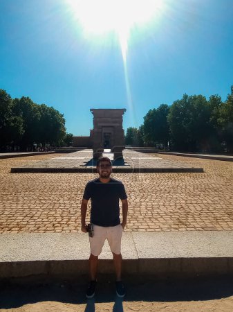  Hombre latino frente al Templo de Debod en Madrid - España - Europa