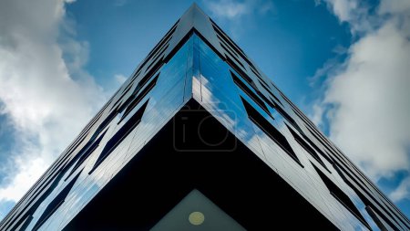 Téléchargez les photos : Perspective triangulaire d'un bâtiment dans le centre international de Bogota - Colombie - en image libre de droit