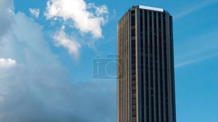 Blauer Himmel mit Wolken über dem Colpatria-Turm in Bogota - Kolumbien