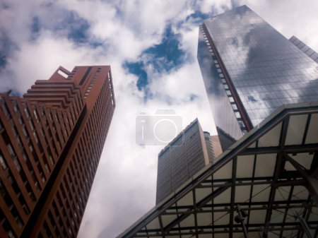 Téléchargez les photos : Trois grands bâtiments dans le centre international de Bogota - Colombie - Amérique latine - en image libre de droit