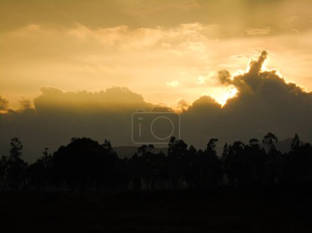 Téléchargez les photos : Beaux rayons du soleil sur un coucher de soleil de Bosa, à Bogota - Colombie - en image libre de droit