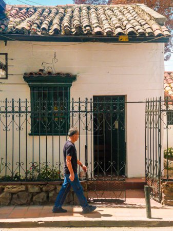 Foto de Bogotá, Cundinamarca, Colombia - 12 de abril de 2024 - Fotografía de un latino caminando frente a la capilla de la iglesia de San Bernardino de Bosa - Imagen libre de derechos