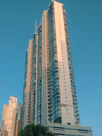 Edificio blanco alto al atardecer en la ciudad de Panamá