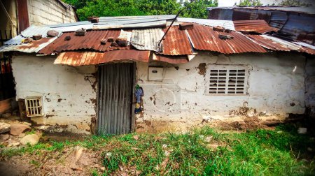 Vista de una casa humilde y pobre en un barrio de Neiva - Huila - Colombia