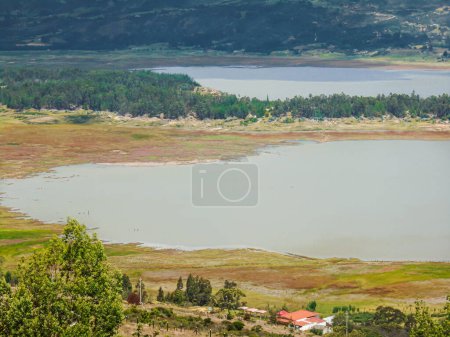 Vue d'un réservoir à Guatavita depuis Cerro de Montecillo à Cundinamarca - Colombie