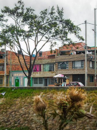 Téléchargez les photos : Vendeur informel parlant à un client dans un quartier à Bosa, Bogota - Colombie - en image libre de droit