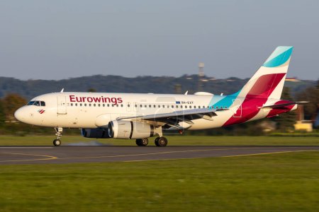 Téléchargez les photos : Graz, Autriche - 28 septembre 2023 : L'avion Eurowings Airbus A320 atterrit à Graz avec inverseur à moteur ouvert pour ralentir - en image libre de droit