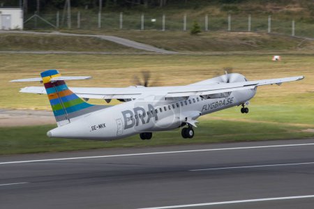 Téléchargez les photos : Stockholm, Suède - Juillet 1, 2023 : Flybra, Braathens ATR-72 avion à turbopropulseurs au départ de l'aéroport de Stockholm Bromma - en image libre de droit