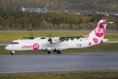 Foto de Tromso, Noruega - 14 de junio de 2023: Sprint Air ATR-72 carguero con carga expresa en taxi a la pista en el aeropuerto de Tromso en Noruega - Imagen libre de derechos