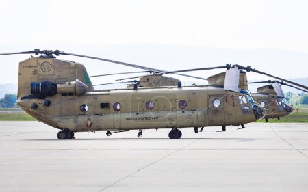 Foto de Graz, Austria - 24 de septiembre de 2023: Boeing Vertol CH-47 Chinook helicóptero de transporte militar del Ejército de los Estados Unidos estacionado en la rampa - Imagen libre de derechos