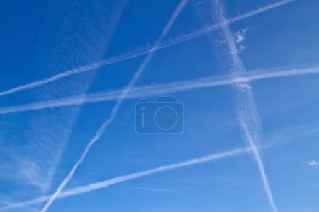Téléchargez les photos : Contrôles des avions sur ciel bleu - en image libre de droit