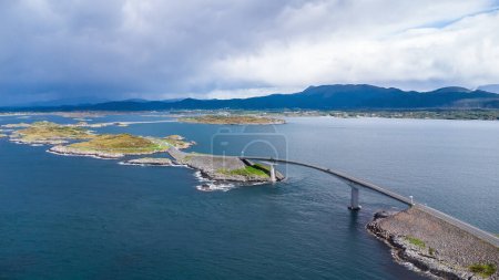 Téléchargez les photos : Vue aérienne de la route de l'océan Atlantique Atlanterhavsveien en Norvège - en image libre de droit