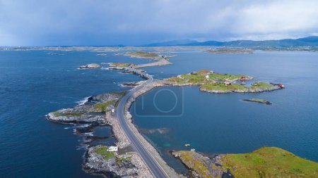 Foto de Vista aérea de la carretera del Océano Atlántico Atlanterhavsveien en Noruega - Imagen libre de derechos