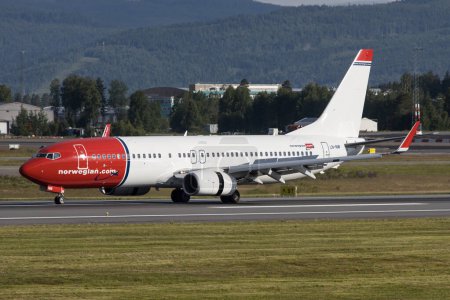 Téléchargez les photos : Oslo (Norvège) - 21 juin 2022 : Atterrissage du Boeing 737-800 de Norwegian Air sur la piste de l'aéroport d'Oslo - en image libre de droit