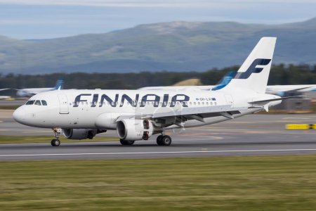 Téléchargez les photos : Oslo, Norvège - 21 juin 2022 : Finnair arrive de Finlande à l'aéroport d'Oslo avec un Airbus A319 - en image libre de droit