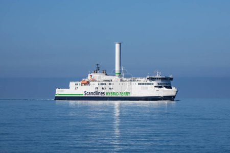Téléchargez les photos : Rostock, Allemagne - 23 juin 2022 : Le ferry hybride Scandlines avec son emblématique rotor Flettner arrive au port de Gedser - en image libre de droit